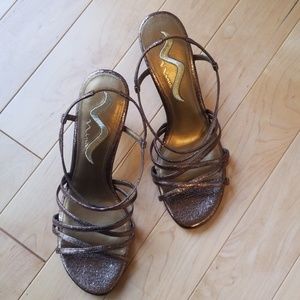 🌻Nina gold bronze strappy Sz 8 kitten heels